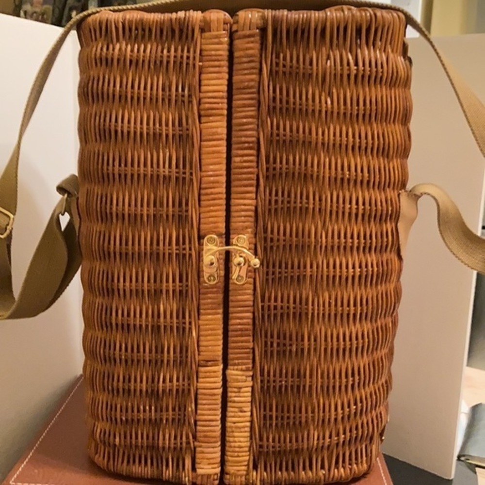 Gorgeous Picnic Time 🍷 Wine Picnic Wicker Basket Case W/adjustable strap. 💛